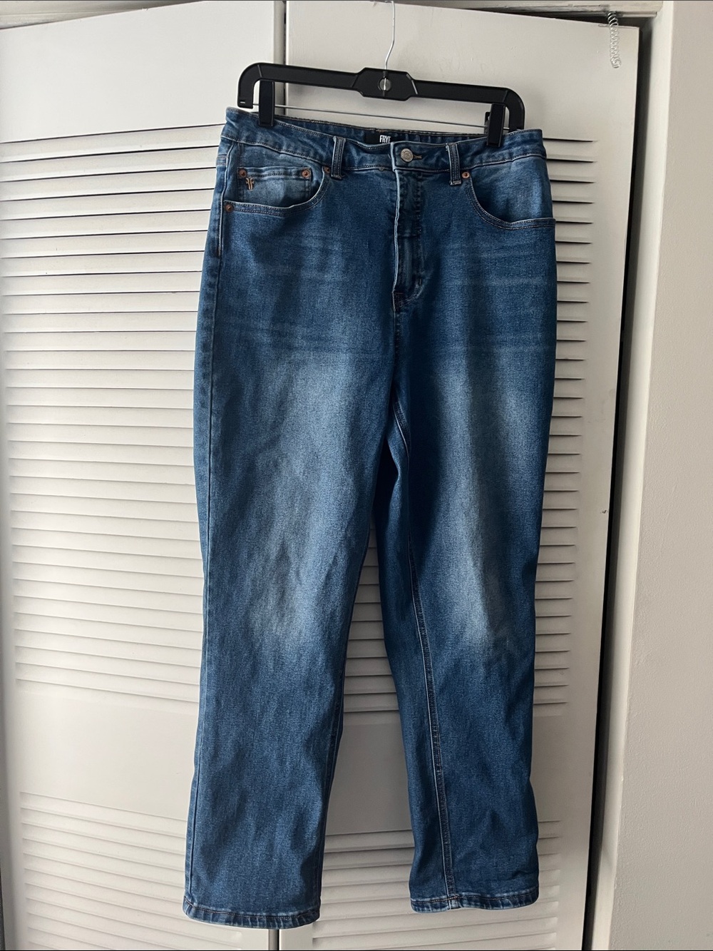 FRYE Women’s Size 10 length 30” Relaxed faded-style Blue Jeans